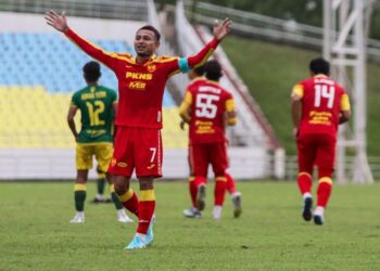 KAPTEN Selangor FC, Faisal Halim meraikan jaringan semasa menentang Imigresen FC (IFC) di Stadium Batu Kawan, Pulau Pinang, kelmarin.-UTUSAN/DANIAL SAAD