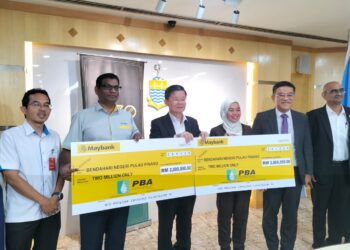 CHOW Kon Yeow (tiga dari kiri) ketika menyaksikan penyerahan cek untuk Program PRIHATIN di George Town, Pulau Pinang, hari ini.