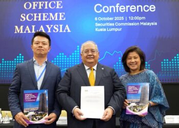 MOHAMMAD Faiz Azmi (tengah) dan Azalina (kanan) ketika sidang akhbar Skim Insentif Pejabat Keluarga Tunggal (SFO) di Kuala Lumpur, hari ini.