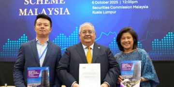 MOHAMMAD Faiz Azmi (tengah) dan Azalina (kanan) ketika sidang akhbar Skim Insentif Pejabat Keluarga Tunggal (SFO) di Kuala Lumpur, hari ini.