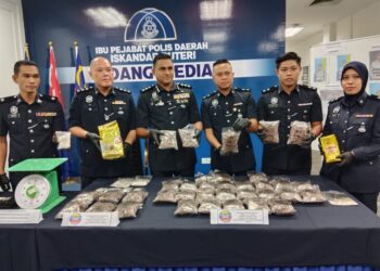 Kumarasan AL Muniandy menunjukan dadah yang di rampas pada sidang akhbar di Ibu Pejabat Polis Daerah Iskandar Puteri  di sini hari Ini.