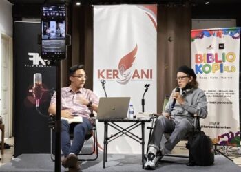 Annual Bakri Haron ( kiri) semasa Program Falsafah Pemikiran dan Perjuangan Tok Guru Nik Aziz di Kotak Seni,Kota Bharu Kelantan.UTUSAN/
ROSMIZAN RESDI