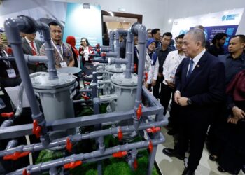 FADILLAH Yusof melawat reruai pameran pada Majlis Pelancaran Ekspo Inovasi dan Pengkomersialan Negara 2025, di Pusat Dagangan Dunia, Kuala Lumpur hari ini.-UTUSAN/SHIDDIEQIIN ZON.