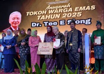 NANCY Shukri menyampaikan Anugerah Tokoh Warga Emas 2025 kepada Dr. Tee E Siong pada Majlis Perasmian Sambutan Warga Emas Kebangsaan 2025 di Seremban semalam.-UTUSAN/NOR AINNA HAMZAH