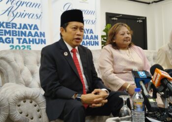AHMAD Maslan ditemui pemberita pada Program Aspirasi Kerjaya Pembinaan CIDB 2025 di MITC Ayer Keroh, Melaka.-UTUSAN/ MUHAMMAD SHAHIZAM TAZALI