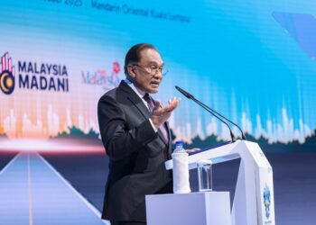 ANWAR Ibrahim berucap pada Forum Megatrends Khazanah (KMF) 2025 di Mandarin Oriental di sini hari ini.  -UTUSAN/FARIZ RUSADIO