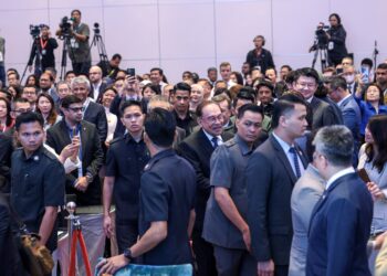 ANWAR Ibrahim bersalaman bersama tetamu yang hadir pada Forum Megatrends Khazanah (KMF) 2025 di Mandarin Oriental di sini hari ini. UTUSAN/FARIZ RUSADIO