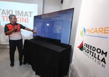 KAMARUL Zaman menunjukkan lokasi kapal-kapal pelayaran FFC bersama TMTG ketika sidang akhbar di Ibu Pejabat MyCare, di sini hari ini.