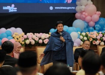 AZALINA Othman Said selepas Sesi Town Hall 'Generasi Tanpa Buli' bersama-sama wakil murid di Putrajaya. - UTUSAN/FAIZ ALIF ZUBIR