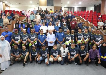 ZALIMAN Sauli (tengah) bergambar bersama peserta pada majlis perasmian Program Perlis Go Clean – Fikir Dulu Sebelum Buang di Auditorium Canselori Tuanku Syed Sirajuddin, Unimap Kampus Alam, Arau Perlis hari ini. - UTUSAN/IZLIZAN OTHMAN