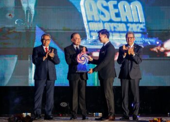 Perdana Menteri, Datuk Seri Anwar Ibrahim menyerahkan plak logo ASEAN kepada Penolong Pengarah Bahagian Perkhidmatan Jabatan Perkhidmatan Awam, Johan Ariff Salim Khan pada Persidangan ASEAN mengenai Perkhidmatan Awam Sedia Masa Hadapan, di Sunway Hotel & Resorts, di sini hari ini. UTUSAN/SHIDDIEQIIN ZON