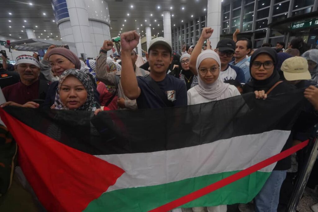 Teriakan dan sorakan ‘Hidup Palestin’ dan ‘Hancur Netanyahu’ bergema di KLIA. 1 WhatsApp Image 2025 10 07 at 10.19.08 PM