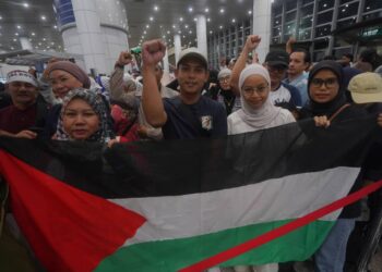 LEBIH 200 orang awam berkumpul di Balai Ketibaan KLIA Terminal 1 bagi menyambut 23 aktivis Malaysia 
GSF. - UTUSAN/FAISOL MUSTAFA