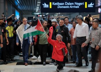 27 aktivis Global Sumud Flotilla (GSF) selamat tiba di Lapangan Terbang Antarabangsa Kuala Lumpur (KLIA), di sini sebentar tadi. - UTUSAN/FAIZ ALIF ZUBIR