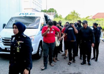 KESEMUA tertuduh dibawa ke Mahkamah Majistret Kota Bharu, Kelantan untuk prosiding perbicaraan hari ini-UTUSAN/KAMARUL BISMI KAMARUZAMAN.