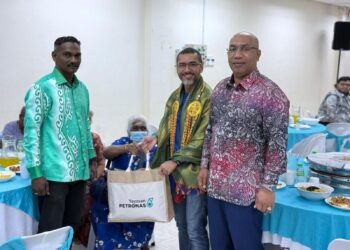 MOHAMMAD Ahmad Shazly Ramli (dua dari kanan) menyerahkan bakul makanan kepada kaum India yang menerima sumbangan pada Program Memacu Kehidupan Festive: Deepavali 2025 di Dewan Kesedar Kuala Krai, Kelantan. - UTUSAN/ ROSLIZA MOHAMED