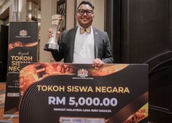Anugerah utama Tokoh Siswa Negara dimenangi oleh Ng Zhen Fan Shankar (tengah) dariUniversiti Pendidikan Sultan Idris (UPSI) pada Majlis Anugerah Tokoh Siswa Negara (ATSN) di Putrajaya, baru-baru ini. – utusan/FAIZ ALIF ZUBIR