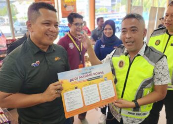 Mohd Sabri Seman  ketika membuat pemantauan di dua stesen minyak di Kuala Lumpur hari ini.
