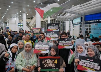 LEBIH 200 orang awam berkumpul di Balai Ketibaan KLIA Terminal 1 bagi menyambut 23 aktivis Malaysia 
GSF. - UTUSAN/FAIZ ALIF ZUBIR