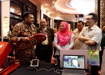 NOR Yahati Awang (tiga kanan) sambil diiringi Mohd. Hisyam Mohd. Anip (kanan) mendengar taklimat dari anggota bomba mengenai pelampung menyelamat selepas Forum Iklim Kebangsaan dan Kesiapsiagaan Bencana di Kota Bharu, Kelantan hari ini-UTUSAN/KAMARUL BISMI KAMARUZAMAN.