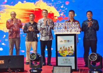 MOHAMAD Muda Bahadin (kanan) dan Baderul Amin Abdul Hamid (dua dari kanan) ketika Majlis Perasmian Festival Cita Rasa Warisan @IPT di UiTM Cawangan Pulau Pinang, malam tadi.