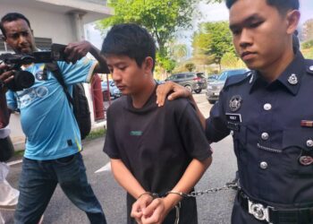 DAVID Lau Heng Seng (tengah) ketika dibawa ke Mahkamah Sesyen George Town, Pulau Pinang atas pertuduhan merogol kenalan wanitanya di sebuah hotel, Ahad lalu. -UTUSAN/SAFINA RAMLI