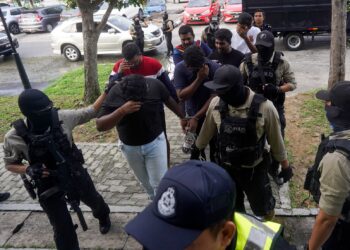 SEBAHAGIAN 13 lelaki didakwa di Mahkamah Sesyen, Sepang atas pertuduhan menjadi ahli kumpulan jenayah terancang. - UTUSAN/FAISOL MUSTAFA