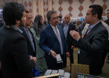 JOHARI Abdul Ghani melawat pameran Simposium Maklumat Geospatial Kebangsaan (NGIS) ke-10 di Putrajaya. - UTUSAN/FAIZ ALIF ZUBIR