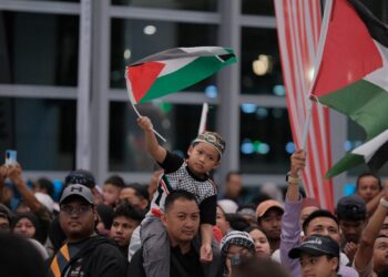 LEBIH 200 orang awam berkumpul di Balai Ketibaan KLIA Terminal 1 bagi menyambut 23 aktivis Malaysia 
GSF. - UTUSAN/FAIZ ALIF ZUBIR