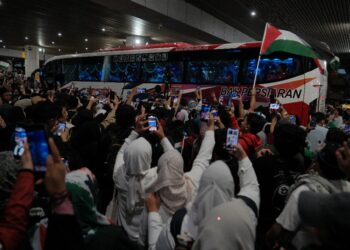 LEBIH 200 orang awam berkumpul di Balai Ketibaan KLIA Terminal 1 bagi menyambut 23 aktivis Malaysia 
GSF. - UTUSAN/FAIZ ALIF ZUBIR