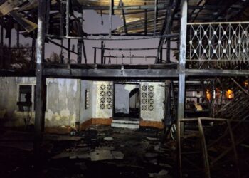 KEADAAN rumah yang didiami seorang lelaki warga emas OKU musnah akibat kebarakan malam tadi.