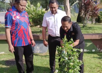 AZNAN Tamin (kanan) menanam pokok bunga sambil diperhatikan Mohd. Fahmi Salam (kiri) di Kampus KYPJ, Kota Tinggi. -UTUSAN/BAAZLAN IBRAHIM.