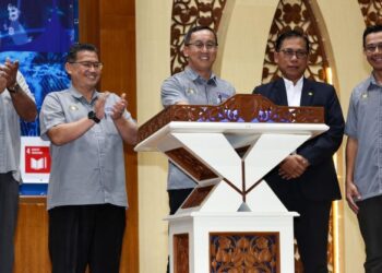MAS Fazwi Mohd. Ali (tengah) merasmikan Seminar Pendidikan Johor Kali Ke-4 (SPJ-IV) di Dewan Sultan Ibrahim, UTHM, Batu Pahat, hari ini. - UTUSAN/ADNAN IBRAHIM