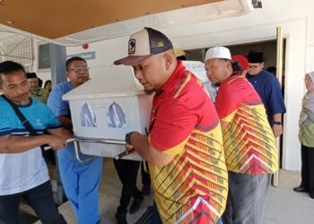 JENAZAH Muhammad Nawawi Husin dibawa keluar dari Jabatan Forensik Hospital Tuanku Ampuan Najihah (HTAN), Kuala Pilah untuk dikebumikan di Jelebu hari ini. - UTUSAN/NOR AINNA HAMZAH