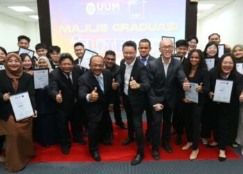 MOHD. Foad Sakdan (tengah) dan pengurusan PKT Logistics Group bersama 18 pelajar yang terlibat dalam program EMT pada Majlis Graduasi di UUM Sintok, Kubang Pasu.