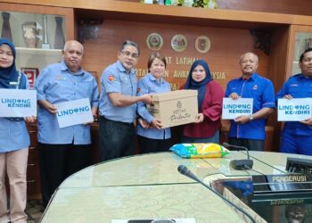 ANIZA Mohd Taib (tiga kanan) menerima sumbangan Kotak Prihatin daripada Rak Boon Tan Rat sambil disaksikan Mohd Bukhori Mat Sidik di Pejabat APM Baling, hari ini.