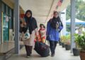 GELAGAT pelajar membawa barangan peribadi ke kolej kediaman pada Majis Pendaftaran Pelajar Baharu Universiti Kebangsaan Malaysia (UKM) Sesi 2025/2026 di Kolej Kediaman Tun Dr Ismail 2 (KTDI 2) Bangi baru-baru ini. UTUSAN/FARIZ RUSADIO