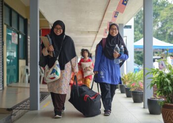 GELAGAT pelajar membawa barangan peribadi ke kolej kediaman pada Majis Pendaftaran Pelajar Baharu Universiti Kebangsaan Malaysia (UKM) Sesi 2025/2026 di Kolej Kediaman Tun Dr Ismail 2 (KTDI 2) Bangi baru-baru ini. UTUSAN/FARIZ RUSADIO