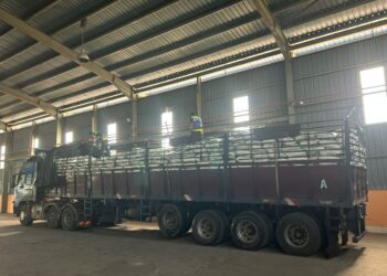 TRELER membawa muatan 40,000 kg beras putih Siam yang ditahan PGA di susur keluar Plaza Tol Gurun, awal pagi semalam.
