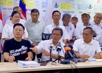 MOHD. Shafie Apdal bersama barisan kepemimpinan Warisan pada sidang akhbar di Ibu pejabat Warisan di Kolombong, Inanam, Sabah, hari ini. - UTUSAN/HARDY JOE