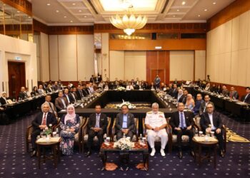 MOHAMED Khaled Nordin (tengah, duduk) bergambar bersama peserta yang hadir pada program Building Resilience Through Integration: 
The Future of Malaysia’s Maritime Security di Hotel Royale Chulan Kuala Lumpur, Rabu lalu.