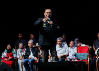 ANWAR Ibrahim semasa berucap pada Himpunan Solidariti Gaza di Axiata Arena, Bukit Jalil, di sini malam ini. - UTUSAN/SHIDDIEQIIN ZON
