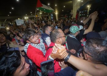 Haroqs disambut penyokong yang hadir memberi sokongan selepas tiba di tanah air di Lapangan Terbang Antarabangsa Kuala Lumpur (KLIA) Terminal 1. - UTUSAN/FAISOL MUSTAFA