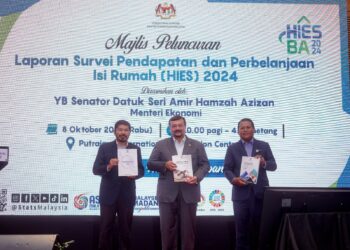 AMIR Hamzah Azizan menunjukkan buku Laporan Survei Pendapatan dan Perbelanjaan Isi Rumah (HIES) 2024 di Putrajaya. - UTUSAN/FAISOL MUSTAFA
