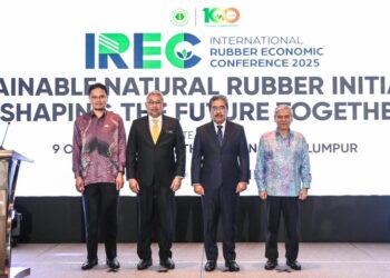 JOHARI Abdul Ghani (dua kanan) ketika sesi bergambar pada majlis pembukaan Persidangan Ekonomi Getah Antarabangsa (IREC) di The Westin Kuala Lumpur di sini, hari ini. - UTUSAN/SYAKIR RADIN