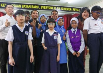 LIM Siew Khim (dua dari kanan) beramah mesra bersama pelajar yang menerima sumbangan cermin mata percuma pada majlis Perasmian Program Prihatin Penglihatan Anak Pulau Pinang di SK Bayan Baru, George Town, Pulau Pinang.-UTUSAN/DANIAL SAAD