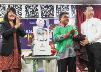 LIM Siew Khim (kiri) ketika melakukan gimik perasmian sempena Program Prihatin Penglihatan Anak-Anak Pulau Pinang di SK Bayan Baru, George Town, Pulau Pinang hari ini.-UTUSAN/DANIAL SAAD