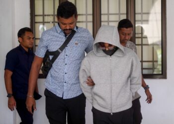 SEORANG penuntut pengajian awam mengaku bersalah atas pertuduhan menjual video lucah di Mahkamah Sesyen Sepang. - UTUSAN/FAISOL MUSTAFA