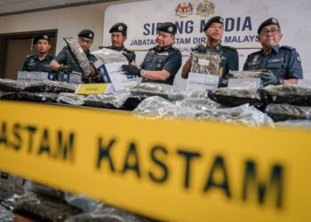 ZULKIFLI Muhammad menunjukkan barangan rampasan dadah di Kompleks Kastam Kargo, LTA Kuala Lumpur. - UTUSAN/FAIZ ALIF ZUBIR