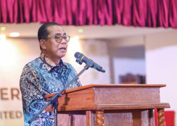 MOHAMED Khaled Nordin berucap pada Majlis Peluncuran Kempen Tabung Pahlawan (KTP) 2025/2026 di Wisma Perwira, Kem Perdana Sungai Besi di sini hari ini. - UTUSAN/FARIZ RUSADIO